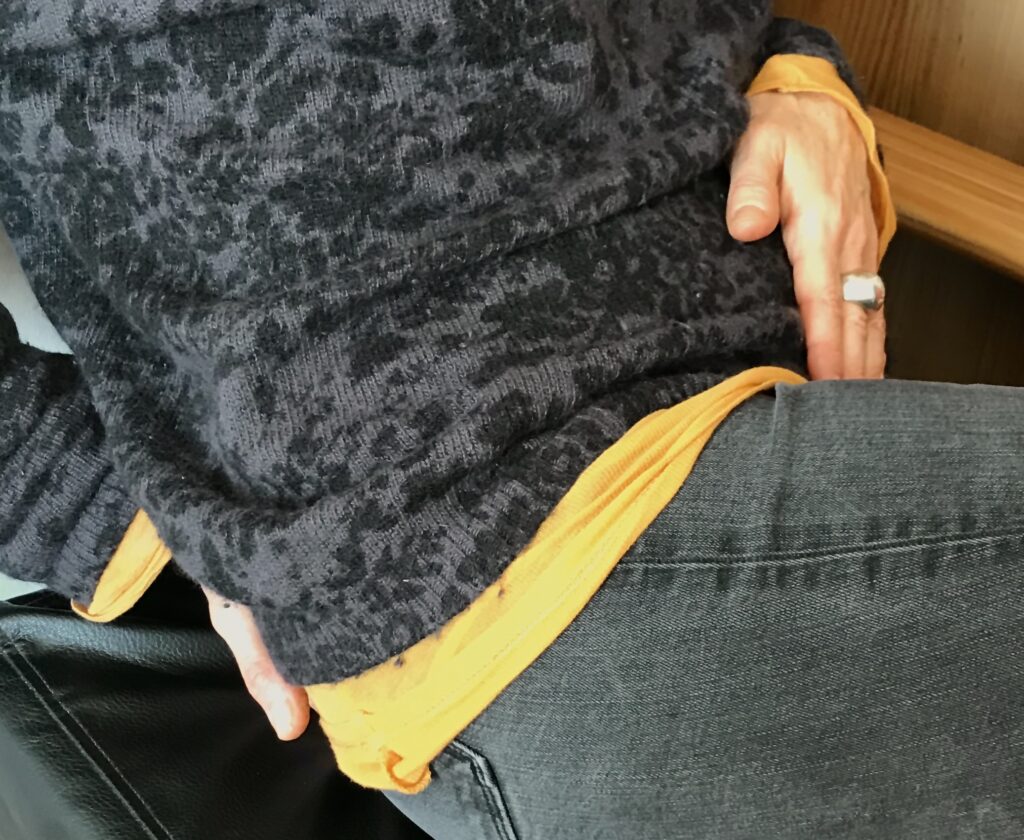 Photo illustrant le geste de Jin Shin Jyutsu à effectuer