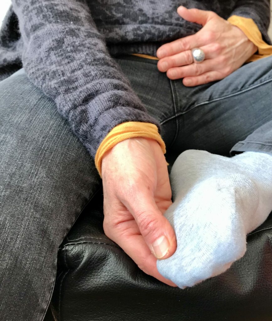 Photo illustrant le geste de Jin Shin Jyutsu à effectuer